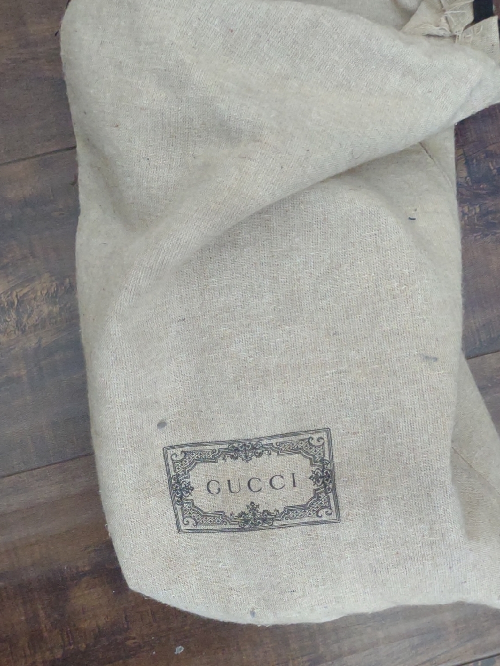 Gucci Run Low-Top Sneaker in Beige and Black Accents - Picture 6 of 7